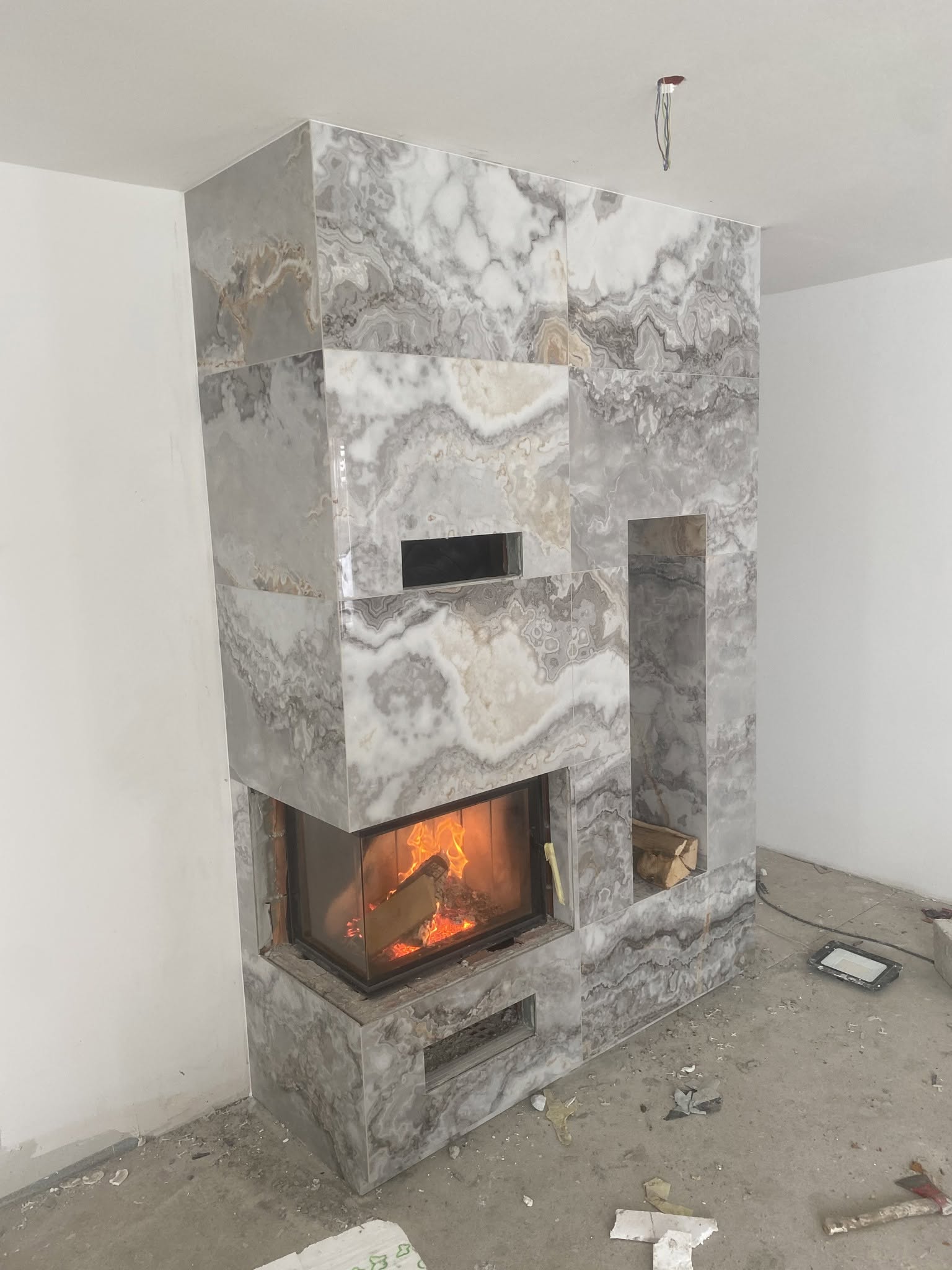 Kamin obložen z dekorativnim kamnom